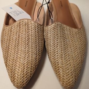 Time and Tru natural colored woven slides with memory foam size 8